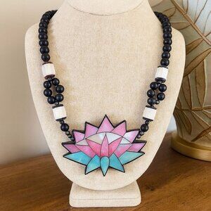 Lee Sands Style Mother of Pearl Inlay Lotus Pendant Necklace 24" Black Beads Vin